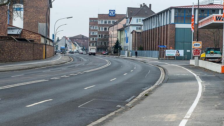 Es gibt wieder Straßenbauarbeiten in der Ernst-Sachs-Straße. Diesmal zwischen Hahnenhügelbrücke und der Straße Obere Weiden. Von August bis Oktober wird es stadtauswärts eine Einbahnstraßenregelung und in Gegenrichtung eine Umleitung über die Uferstraße geben.