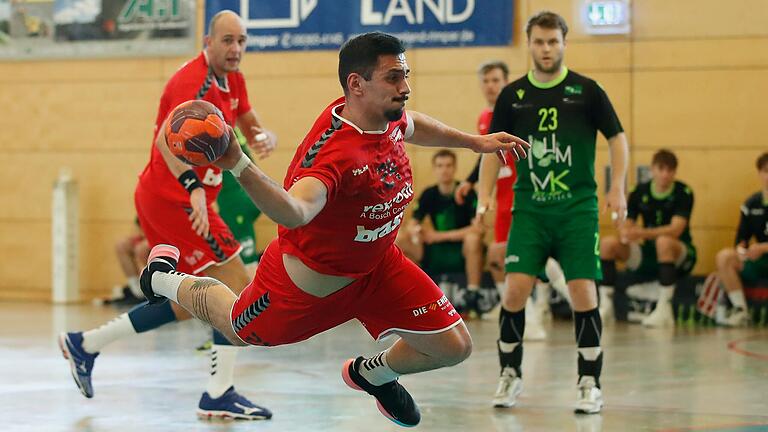 Bernardo de Almeida Gomes (vorne, im Spiel gegen Rimpar II) mit dem Wurf aufs Tor. Die Lohrer Handballer haben ihr Auswärtsspiel in der Bayernliga-Abstiegsrunde beim TSV Roßtal gewonnen. De Almeida Gomes war mit neun Toren ihr erfolgreichster Werfer.