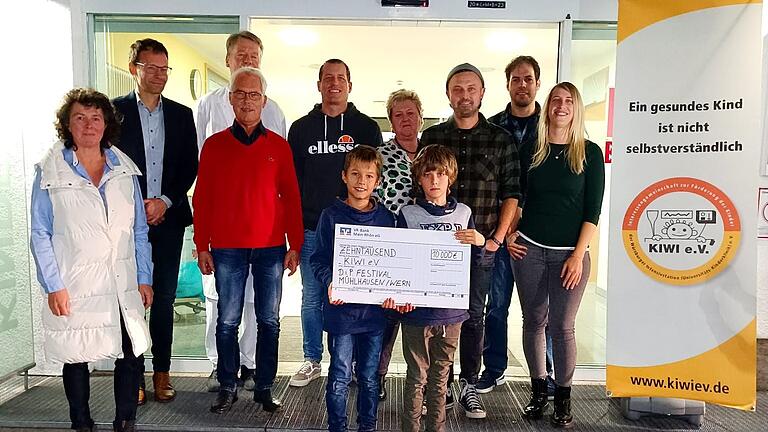 von links: Ina Schmolke (Kiwi), Prof Dr med Christoph Härtel (Leiter Kinderklinik), Prof Dr. med Johannes Wirbelauer (Kinderklinik), Franz Balzer (Schatzmeister Kiwi), Michael Hart (DIP), Monika Wohlfahrt (Kiwi), Christian Zimmermann, Sebastian Neubert, Teresa Hart (DIP), vorne: Benjamin Löber und Paul Zimmermann. von links: Ina Schmolke (Kiwi), Prof Dr med Christoph Härtel (Leiter Kinderklinik), Prof Dr. med Johannes Wirbelauer (Kinderklinik), Franz Balzer (Schatzmeister Kiwi), Michael Hart (DIP), Monika Wohlfahrt (Kiwi), Christian Zimmermann, Sebastian Neubert, Teresa Hart (DIP), vorne: Benjamin Löber und Paul Zimmermann.