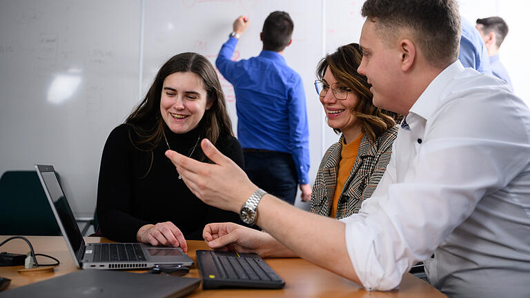 RHÖN-KLINIK IT Service GmbH       -  Eine Ausbildung oder ein duales Studium bei der RHÖN-KLINIKUM IT Service GmbH bietet viel Gestaltungsspielraum bei der Wahl der Themenschwerpunkte.