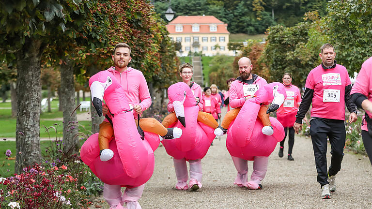 Rund 1200 Menschen nehmen am Donnerstag (03.10.24) beim PINK-Lauf in Bad Brückenau teil. Mit dem PINK-Lauf möchten die Veranstalter auf die Wichtigkeit von Vorsorge und Früherkennung bei Brustkrebserkrankungen aufmerksam machen. Die Strecke ist 7,77 Kilometer lang und zum Gehen, Walken oder Laufen gedacht, wobei der Spaß bei der Veranstaltung im Vordergrund steht.