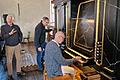 Während Organist Harald O. Kraus und Seniorchef Hans-Georg Vleugels (von links) fachsimpeln gibt Diözesan-Musikdirektor Rainer Aberle dem Juniorchef Johannes Vleugels letzte Anweisungen für das Stimmen des neu eingebauten Cornett-Registers.