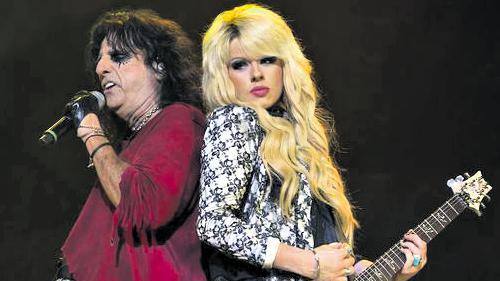 Alice Cooper, Gitarristin Orianthi