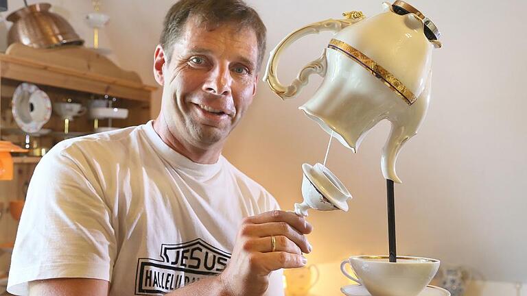 In der Kanne mit dem &bdquo;eingefrorenen&ldquo; Kaffee findet Frank Gebhardt sich wieder. Seine Erkrankung lähmt auch ihn manchmal.
