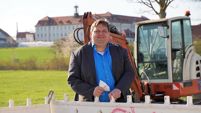 Bürgermeister Peter Gehring zieht nach einem Jahr im Amt eine zufriedene Bilanz. Das Foto zeigt ihn am Auftakt der umfangreichen Straßenbauarbeiten in Heidenfeld. Im Hintergrund das Kloster – auch Thema im ersten Amtsjahr. Bürgermeister Peter Gehring zieht nach einem Jahr im Amt eine zufriedene Bilanz. Das Foto zeigt ihn am Auftakt der umfangreichen Straßenbauarbeiten in Heidenfeld. Im Hintergrund das Kloster – auch Thema im ersten Amtsjahr.