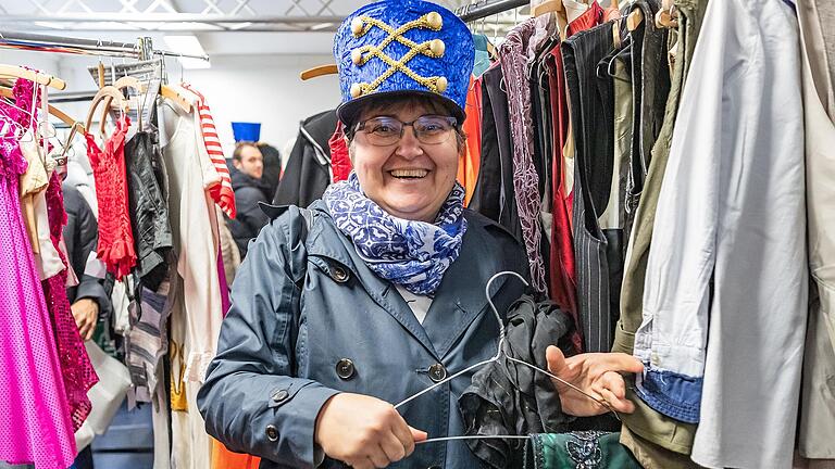 Ob besondere Hüte, Kleider oder Mäntel: Das Mainfranken Theater hat mal wieder seinen Fundus geöffnet und Kostüme aus verschiedenen Vorstellungen verkauft.&nbsp;