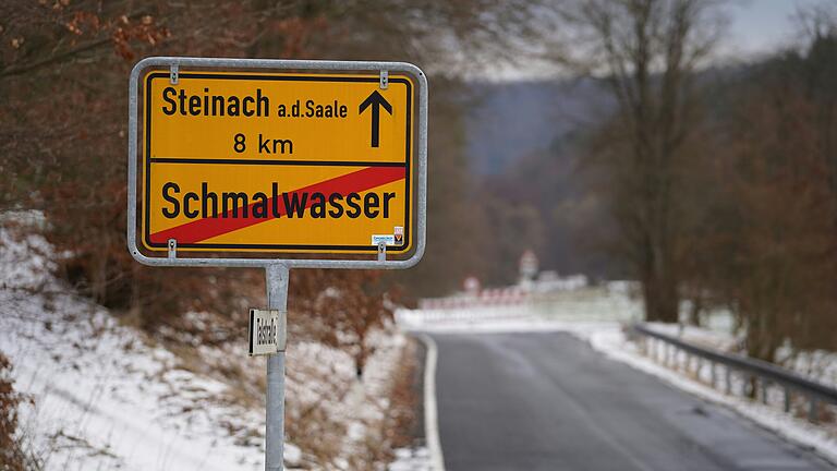 Durch Dauerregen war im Januar ein Hang der Staatsstraße 2288 zwischen Schmalwasser und Steinach abgerutscht. Seitdem ist die Strecke gesperrt. Durch Dauerregen war im Januar ein Hang der Staatsstraße 2288 zwischen Schmalwasser und Steinach abgerutscht. Seitdem ist die Strecke gesperrt.