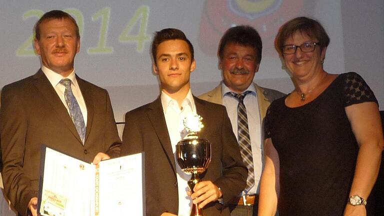 Jugendsportler: Julius Rabenstein mit (von links) Peter Juks, Paul Hofmann und Rosa Behon.