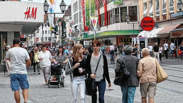 Die Zählungen einer Unternehmensberatung beweisen: Die Schönbornstraße bleibt weiter die &bdquo;Schlossallee&ldquo; unter den Würzburger Einkaufsstraßen.