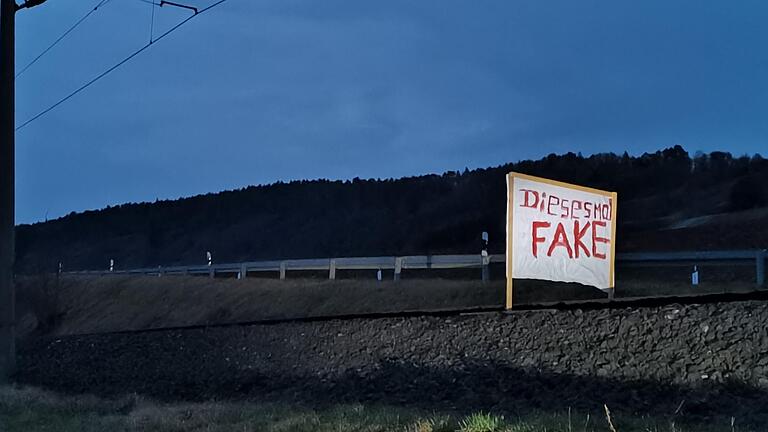 Unter anderem dieses Plakat war am Dreikönigstag bei Stetten (Lkr. Main-Spessart) über das Gleis der Werntalbahn gespannt worden. Unter anderem dieses Plakat war am Dreikönigstag bei Stetten (Lkr. Main-Spessart) über das Gleis der Werntalbahn gespannt worden.
