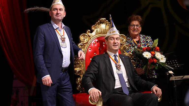 Karnevalisten unter sich: Hubert Aiwanger, Markus Söder und Barbara Stamm im Februar 2020 auf der Bühne der Kitzinger Karnevalsgesellschaft. Karnevalisten unter sich: Hubert Aiwanger, Markus Söder und Barbara Stamm im Februar 2020 auf der Bühne der Kitzinger Karnevalsgesellschaft.