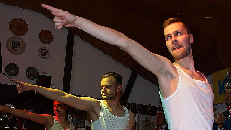 Das Bauwagenballett präsentierte die schönsten jungen Männer des Stadtteils. - Das Bauwagenballett präsentierte die schönsten jungen Männer des Stadtteils. Das Bauwagenballett präsentierte die schönsten jungen Männer des Stadtteils. - Das Bauwagenballett präsentierte die schönsten jungen Männer des Stadtteils.