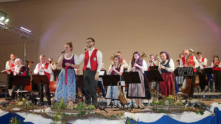 Carolin Maier und der Dirigent Thomas Hümpfner singen in Begleitung des Orchesters.