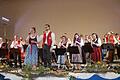 Carolin Maier und der Dirigent Thomas Hümpfner singen in Begleitung des Orchesters.