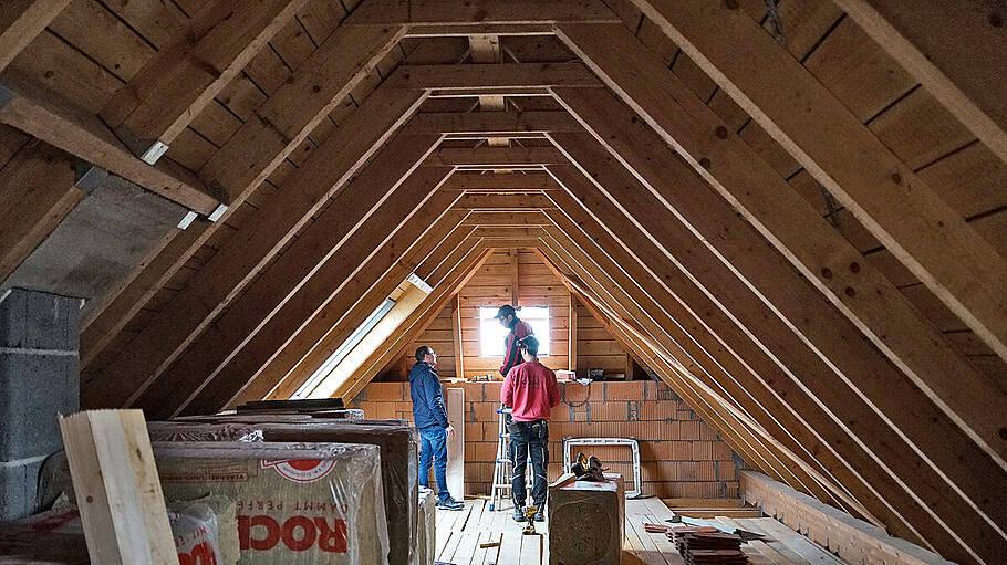 Der Ausbau des Daches bietet bei vielen älteren Gebäuden enormes Potenzial wertvollen Wohnraum zu gewinnen. Der Ausbau des Daches bietet bei vielen älteren Gebäuden enormes Potenzial wertvollen Wohnraum zu gewinnen.