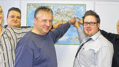 Hier spielt die Musik: Das Preh-Quintett mit (von links) Dietmar Hümpfner, Klaus Weigand, Karl-Heinz Misch, Marco und Klaus Stieglitz zeigt auf der Landkarte, wo Ningbo in China liegt.