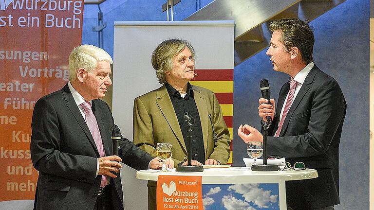 Bei der Eröffnung zu &bdquo;Würzburg liest ein Buch&ldquo; sprachen (von links) Josef Schuster, Rainer Appel und Oberbürgermeister Christian Schuchardt über die Bedeutung der nach wie vor vorherrschenden Präsenz des jüdischen Schriftstellers Jehuda Amichai in Würzburg.