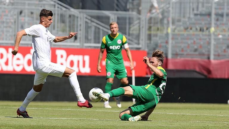 Kampf um den Ball: Würzburgs Ivan Franjic (links) und der Ex-Würzburger Björn Jopek (Kickers Offenbach). Kampf um den Ball: Würzburgs Ivan Franjic (links) und der Ex-Würzburger Björn Jopek (Kickers Offenbach).