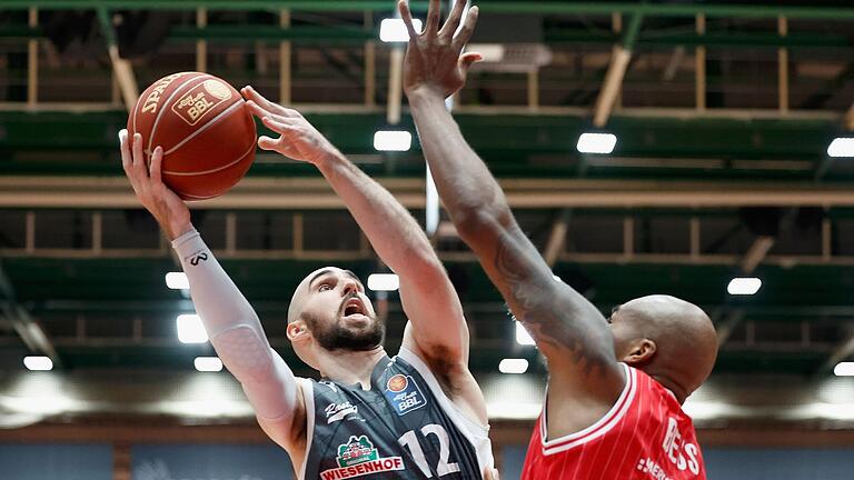 Javon Bess (rechts) von den Würzburg Baskets blockt Vechtas Spielmacher Tommy Kuhse.
