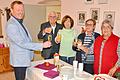 Bürgermeister Peter Juks (links) stößt mit den Seniorenleiterinnen (von rechts) Renate Schmittner und Ruth Drescher, AWO-Vorsitzender Peter Honecker und Seniorenbeauftrage des Stadtrates Ingrid Stryjski auf die gelungene Arbeit an.