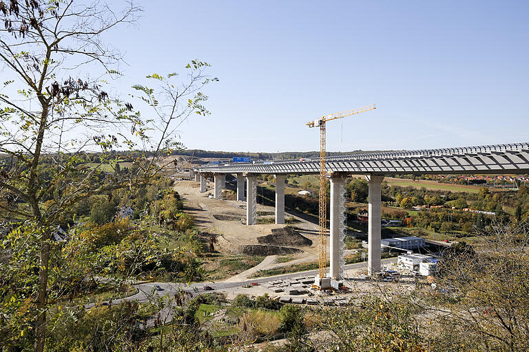 Weit gediehen ist der Bau der A3-Talbrücke bei Würzburg-Heidingsfeld. Weit gediehen ist der Bau der A3-Talbrücke bei Würzburg-Heidingsfeld.