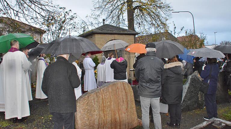 Im Priestergrab am Stadtfriedhof in Bad Königshofen wurden der verstorbene Stadtpfarrer Linus Eizenhöfer beigesetzt. Im Priestergrab am Stadtfriedhof in Bad Königshofen wurden der verstorbene Stadtpfarrer Linus Eizenhöfer beigesetzt.