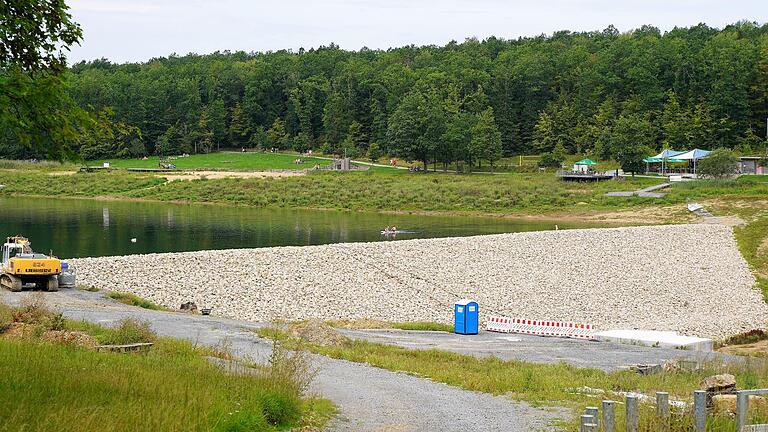 Der Blick über die Baustelle am Vordamm hinweg auf den Ellertshäuser See. Wenn die Arbeiten fertig sind, wird dieser Bereich überflutet sein. Der Blick über die Baustelle am Vordamm hinweg auf den Ellertshäuser See. Wenn die Arbeiten fertig sind, wird dieser Bereich überflutet sein.
