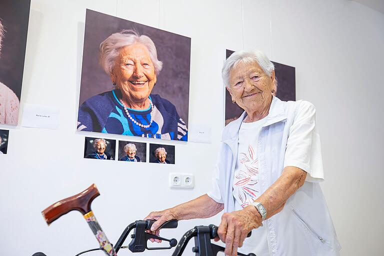 Anna Kratschmer ist mit 95 Jahren eine der Ältesten, die Jochen Fehlbaum für die Ausstellung fotografiert hat. Im Hintergrund hängt ihr Foto an der Wand. Anna Kratschmer ist mit 95 Jahren eine der Ältesten, die Jochen Fehlbaum für die Ausstellung fotografiert hat. Im Hintergrund hängt ihr Foto an der Wand.