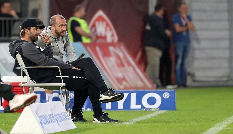 Interims-Lösung: Ronny Ermel (vorne) und Sebastian Neumann werden wohl nicht zur Dauerlösung auf den Trainerstühlen bei den Würzburger Kickers. Interims-Lösung: Ronny Ermel (vorne) und Sebastian Neumann werden wohl nicht zur Dauerlösung auf den Trainerstühlen bei den Würzburger Kickers.