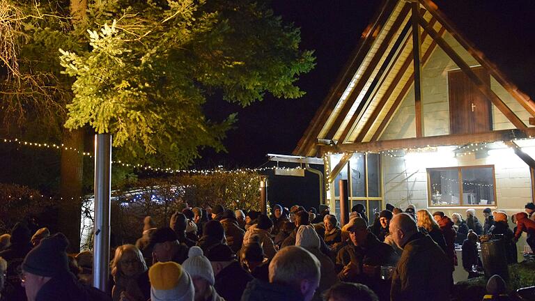 Die Besucher genießen die Weihnachtsstimmung im Schützengarten. Die Besucher genießen die Weihnachtsstimmung im Schützengarten.