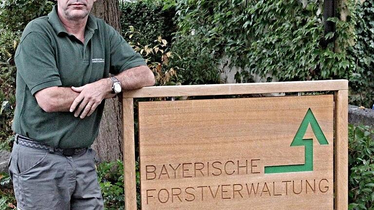 Gnannt am Hinweisschild zu seinem Büro in Ebern, Nikolaus-Fey-Straße. Es ist auf den Werkbänken der Schreinermeisterschüler entstanden. Gnannt am Hinweisschild zu seinem Büro in Ebern, Nikolaus-Fey-Straße. Es ist auf den Werkbänken der Schreinermeisterschüler entstanden.