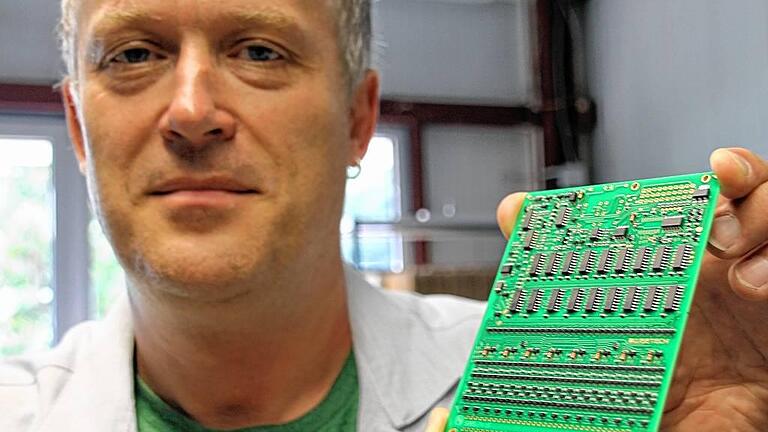 Erfolgreich mit Elektronik: Roland Ziegler von der Gemündener Ziegler GmbH zeigt eine Platine, die in seiner Firma produziert wurde. Erfolgreich mit Elektronik: Roland Ziegler von der Gemündener Ziegler GmbH zeigt eine Platine, die in seiner Firma produziert wurde.