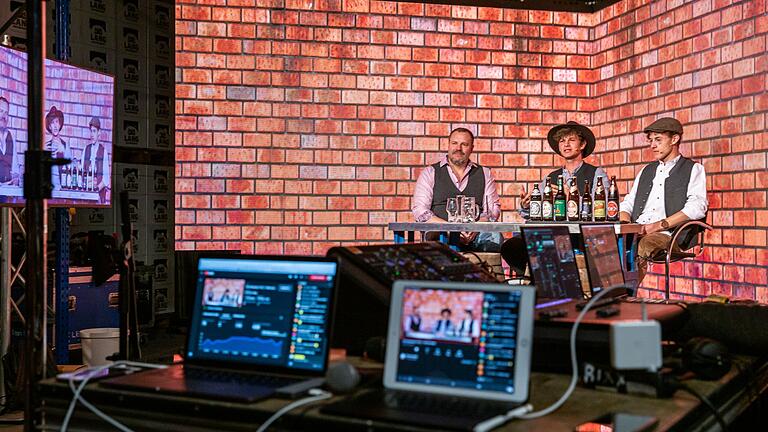Biersommelier Christian 'Zinnus' Zinn, Markus Pfister (Central Getränke, nicht im Bild) und die Rhönmomente-Brüder Florian und Marc-André Janz organisierten zusammen eine digitale Bierverkostung in Kooperation mit sieben regionalen Brauereien. Damit bei der Live-Übertragung auch nichts schiefging, sendeten sie den Stream aus dem 'Bierstudio' bei Central Getränke in Wülfershausen. Die zweite Veranstaltung findet am 13. März statt. Biersommelier Christian 'Zinnus' Zinn, Markus Pfister (Central Getränke, nicht im Bild) und die Rhönmomente-Brüder Florian und Marc-André Janz organisierten zusammen eine digitale Bierverkostung in Kooperation mit sieben regionalen Brauereien. Damit bei der Live-Übertragung auch nichts schiefging, sendeten sie den Stream aus dem 'Bierstudio' bei Central Getränke in Wülfershausen. Die zweite Veranstaltung findet am 13. März statt.