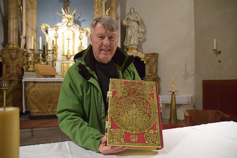 Pfarrer im Ruhestand Georg Hartmann mit dem kostbaren Evangeliar. Pfarrer im Ruhestand Georg Hartmann mit dem kostbaren Evangeliar.