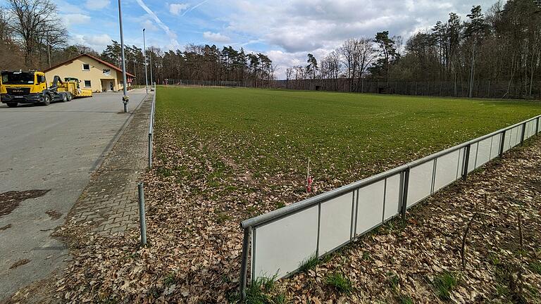 So sieht es beim SV Neuschleichach aktuell aus. Zwar grünt es wieder in Althütten, zum Fußballspielen reicht es aber vorerst noch nicht. So sieht es beim SV Neuschleichach aktuell aus. Zwar grünt es wieder in Althütten, zum Fußballspielen reicht es aber vorerst noch nicht.