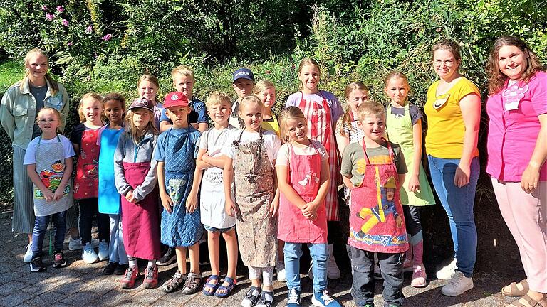 Auf dem Foto links Marie Hofmann, von rechts Laura Vorndran und Marlena Beck (Fachlehrerinnen) mit 16 motivierten Lebensmittelfreunden.