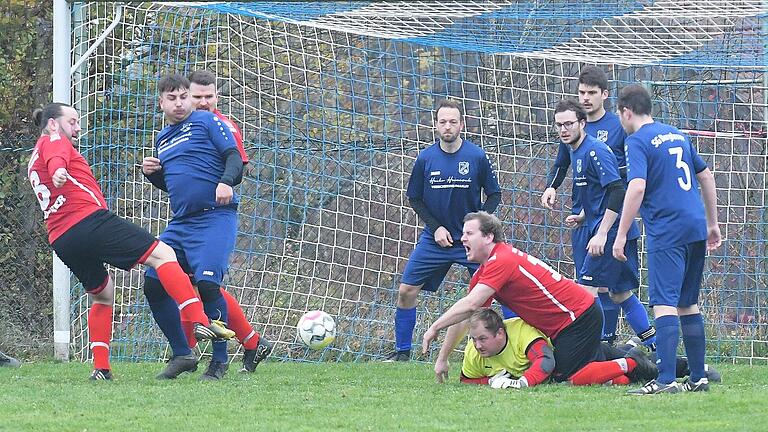 Rhöner Fußball-Nachlese - Eher auf den eigenen Mann statt aufs von Michael Raschert gehütete Tor der SG Burglauer scheint hier Fabian Wiener von der SG Rothhausen/Volkershausen zu zielen. Rhöner Fußball-Nachlese - Eher auf den eigenen Mann statt aufs von Michael Raschert gehütete Tor der SG Burglauer scheint hier Fabian Wiener von der SG Rothhausen/Volkershausen zu zielen.
