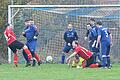 Rhöner Fußball-Nachlese       -  Eher auf den eigenen Mann statt aufs von Michael Raschert gehütete Tor der SG Burglauer scheint hier Fabian Wiener von der SG Rothhausen/Volkershausen zu zielen.