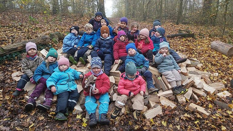 Die 18 Waldfüchse erlebten gemeinsam eine stimmungsvolle Adventszeit im Waldkindergarten Gerolzhofen. Die 18 Waldfüchse erlebten gemeinsam eine stimmungsvolle Adventszeit im Waldkindergarten Gerolzhofen.