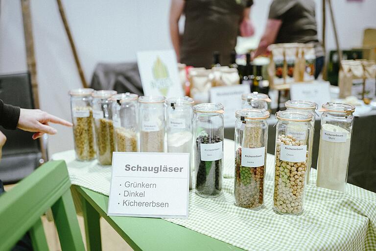 Die regionale Lebensmittelmesse 'Meet & Greet', bei der Direktvermarkter über ihre Produkte informieren sowie sie verkaufen konnten, fand bereits das dritte Mal statt. Die regionale Lebensmittelmesse 'Meet & Greet', bei der Direktvermarkter über ihre Produkte informieren sowie sie verkaufen konnten, fand bereits das dritte Mal statt.