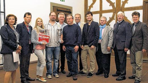 Preisübergabe: von links Bürgermeisterin Sorya Lippert, Hans-Jürgen und Cora Pelzer (Tanzschule Pelzer Alkoholpräventionspreis), Matthias Martin, Matthias Mai und Konrad Schmitt (bester Motivwagen aus Üchtelhausen), Karlheinz Surauf, Prinz Andreas I. und Hermann Guth (Zugmarschall), alle ESKAGE, Bürgermeister Karl-Heinz Kauczok und Referent Jürgen Montag.