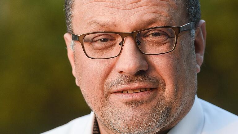 Nach zwölf Jahren im Amt des Röttinger Bürgermeisters soll für Martin Umscheid im kommenden Jahr Schluss sein. Der 53-Jährige nennt persönliche Gründe für seine Entscheidung. Nach zwölf Jahren im Amt des Röttinger Bürgermeisters soll für Martin Umscheid im kommenden Jahr Schluss sein. Der 53-Jährige nennt persönliche Gründe für seine Entscheidung.