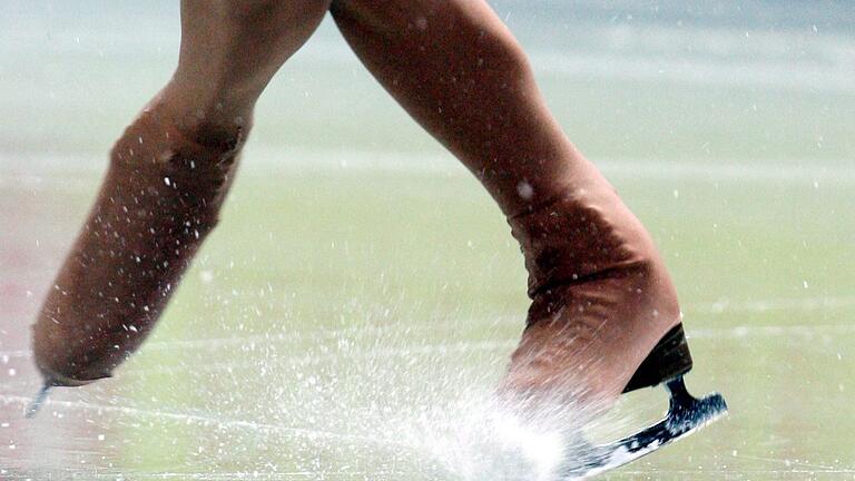 Vorwürfe gegen Eiskunstlauftrainer Karel Fajfr: Der DEU liegt ein weiterer aktueller Fall vor. Vorwürfe gegen Eiskunstlauftrainer Karel Fajfr: Der DEU liegt ein weiterer aktueller Fall vor. 