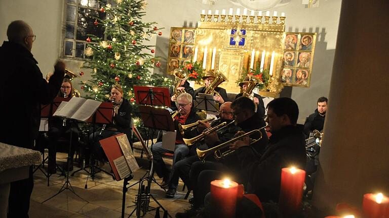 Die wunderbare Akustik der Kirche füllte die Blasmusik Kraisdorf aus.