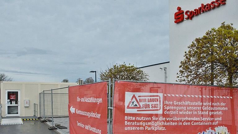 Im Außenbereich der Sparkasse Bad Königshofen sind Container aufgestellt. Sie sind nun mit einem Kundenbereich und einem Geldautomaten eingerichtet. Im Außenbereich der Sparkasse Bad Königshofen sind Container aufgestellt. Sie sind nun mit einem Kundenbereich und einem Geldautomaten eingerichtet.