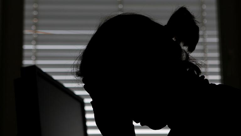 Junge Arbeitnehmer leiden häufiger an Depression       -  Studie im Auftrag der KKH: 43 Prozent der Berufstätigen fühlen sich im Job häufig hohem Druck und Belastungen ausgesetzt. (Symbolbild)