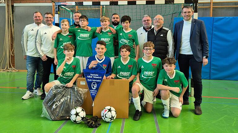 Bei den Hallen-Bezirksmeisterschaften der U13-Junioren triumphierte der FC Schweinfurt 05. Bei den Hallen-Bezirksmeisterschaften der U13-Junioren triumphierte der FC Schweinfurt 05.