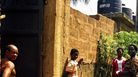 Wasserholen am neuen Brunnen: In Umumilo in Südost-Nigeria, Heimatort des katholischen Paters Basil Ezechukwu, wurde mit Hilfe des Windheimer Vereins ein 230 Meter tiefer Brunnen gegraben.