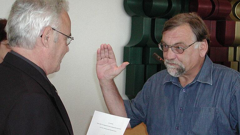 Michael Siebenhaar ist verstorben. Das Bild zeigt den ehemaligen Haßfurter Bürgermeister (rechts) bei seiner Vereidigung im Sitzungssaal des Landratsamtes durch Landrat Rudolf Handwerker. Michael Siebenhaar ist verstorben. Das Bild zeigt den ehemaligen Haßfurter Bürgermeister (rechts) bei seiner Vereidigung im Sitzungssaal des Landratsamtes durch Landrat Rudolf Handwerker.