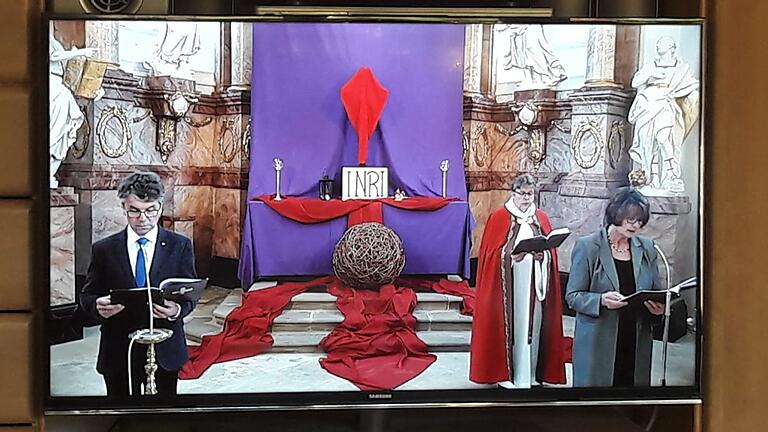 Gottesdienst in der Corona-Zeit: Die Gläubigen können zuhause vor dem Laptop oder dem Smart-TV am gestreamten Gottesdienst in ihrer Heimatgemeinde teilnehmen. Zwischen 250 und 350 Teilnehmer nehmen dieses Angebot wahr. Mit im Bild Lektor Martin Mack (Unterspiesheim), Pfarrer Thomas Amrehn und Lektorin Gaby Berchtold (Gernach). Gottesdienst in der Corona-Zeit: Die Gläubigen können zuhause vor dem Laptop oder dem Smart-TV am gestreamten Gottesdienst in ihrer Heimatgemeinde teilnehmen. Zwischen 250 und 350 Teilnehmer nehmen dieses Angebot wahr. Mit im Bild Lektor Martin Mack (Unterspiesheim), Pfarrer Thomas Amrehn und Lektorin Gaby Berchtold (Gernach).
